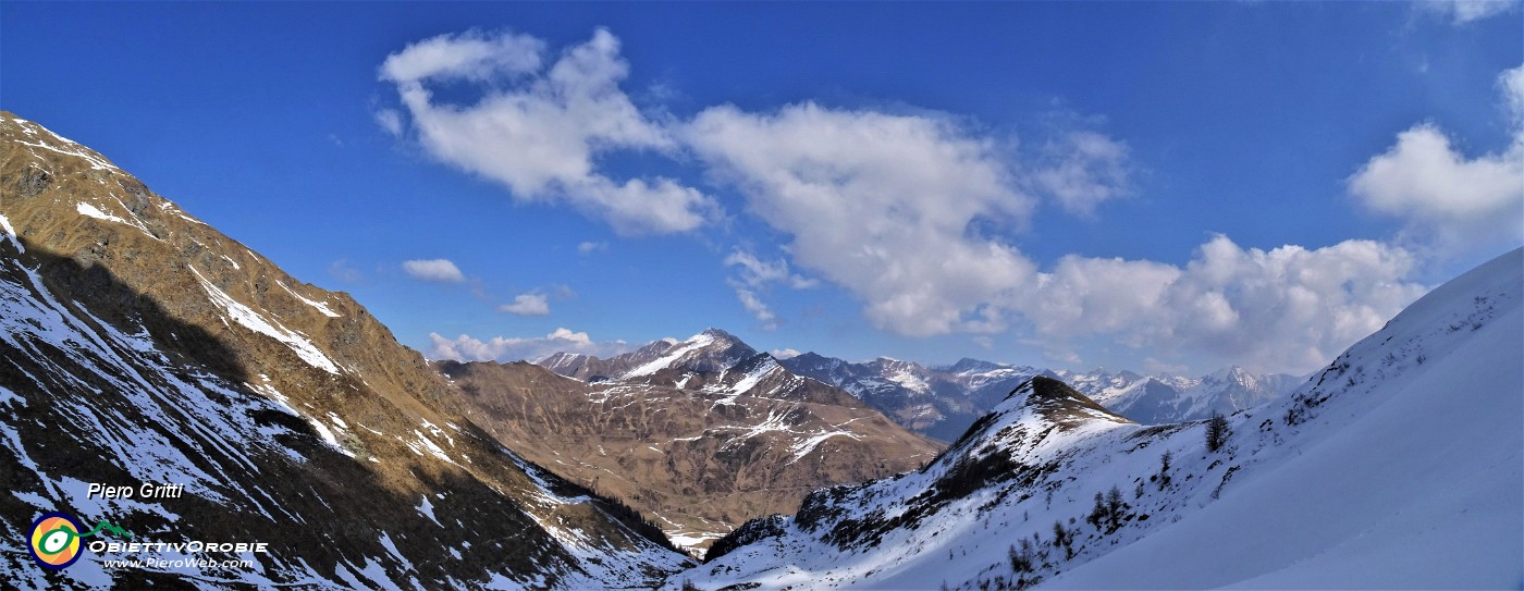 45 Dietro l'angolo vediamo la cima del Mincucco, ma troppa ancora la neve da tracciare su versante scosceso.jpg